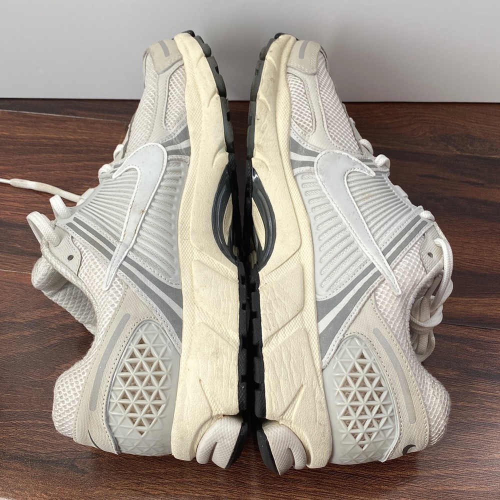 Nike Men's White and Gray Running Sneakers - Picture 9 of 11